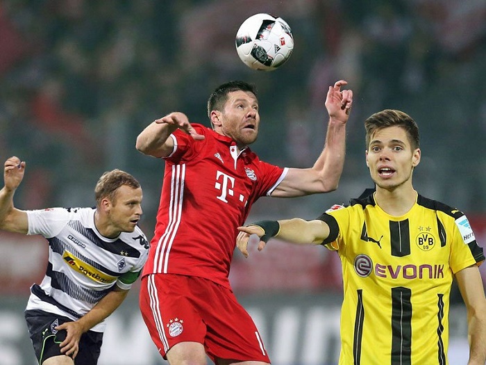 橄榄球赛场球员猛烈冲撞的震撼瞬间